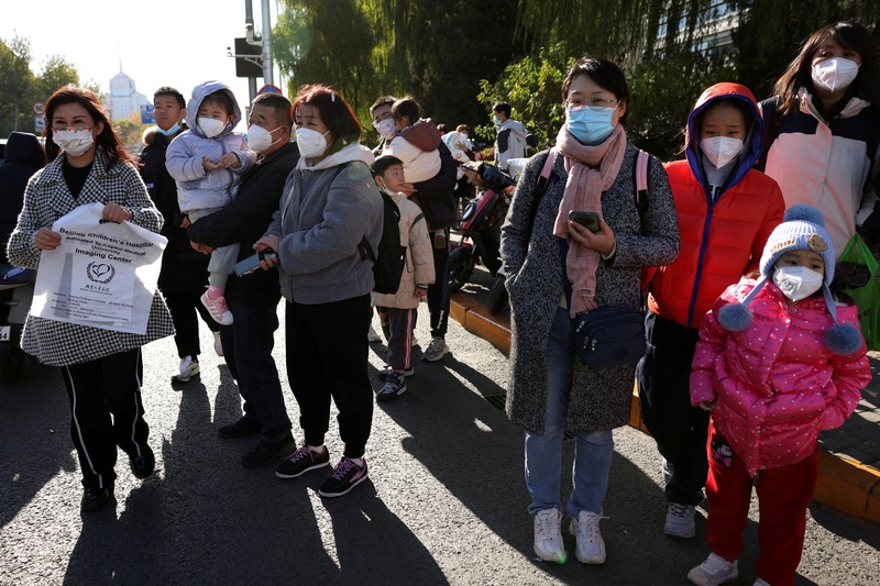 Rumah sakit di Beijing dan China wilayah utara tengah menghadapi lonjakan jumlah pasien anak-anak yang menderita penyakit pernafasan. (AP Photo/Andy Wong)