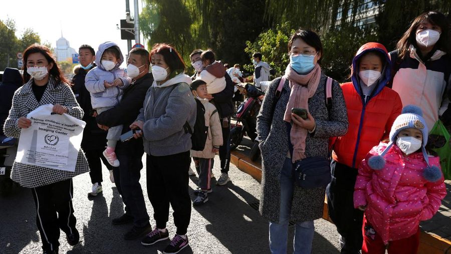 Rumah sakit di Beijing dan China wilayah utara tengah menghadapi lonjakan jumlah pasien anak-anak yang menderita penyakit pernafasan. (REUTERS/Florence Lo)
