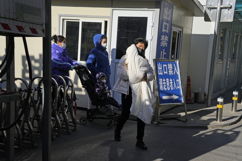 Rumah sakit di Beijing dan China wilayah utara tengah menghadapi lonjakan jumlah pasien anak-anak yang menderita penyakit pernafasan. (AP Photo/Andy Wong)
