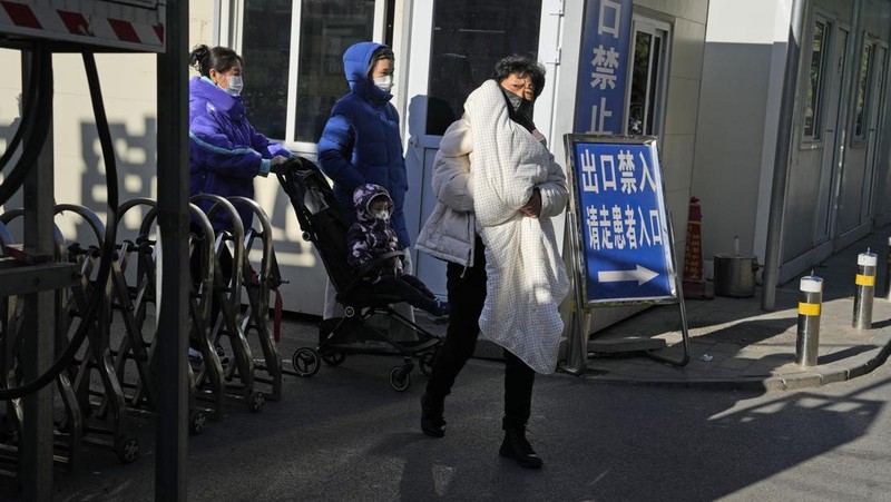 Rumah sakit di Beijing dan China wilayah utara tengah menghadapi lonjakan jumlah pasien anak-anak yang menderita penyakit pernafasan. (AP Photo/Andy Wong)