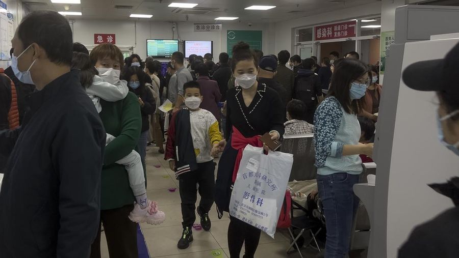 Rumah sakit di Beijing dan China wilayah utara tengah menghadapi lonjakan jumlah pasien anak-anak yang menderita penyakit pernafasan. (AP Photo/Andy Wong)