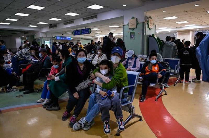 Rumah sakit di Beijing dan China wilayah utara tengah menghadapi lonjakan jumlah pasien anak-anak yang menderita penyakit pernafasan. (AP Photo/Andy Wong)