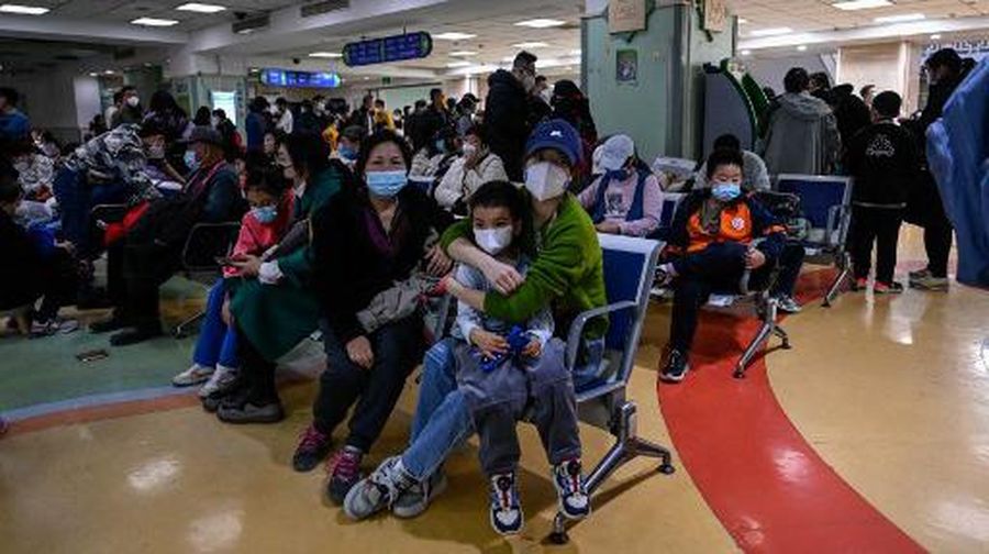 Rumah sakit di Beijing dan China wilayah utara tengah menghadapi lonjakan jumlah pasien anak-anak yang menderita penyakit pernafasan. (AP Photo/Andy Wong)