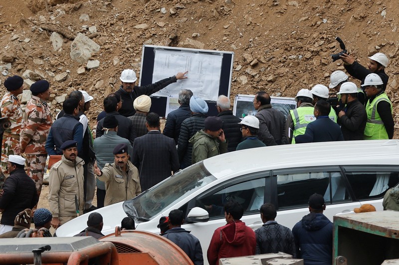 Personel media dan penonton berkumpul di dekat pintu masuk terowongan yang sedang dibangun tempat para pekerja terjebak setelah runtuhnya terowongan, di Uttarkashi, di negara bagian utara Uttarakhand, India, 24 November 2023. Personel media dan penonton berkumpul di dekat pintu masuk terowongan yang sedang dibangun tempat para pekerja terjebak setelah runtuhnya terowongan, di Uttarkashi, di negara bagian utara Uttarakhand, India, 24 November 2023. (REUTERS/Stringer)