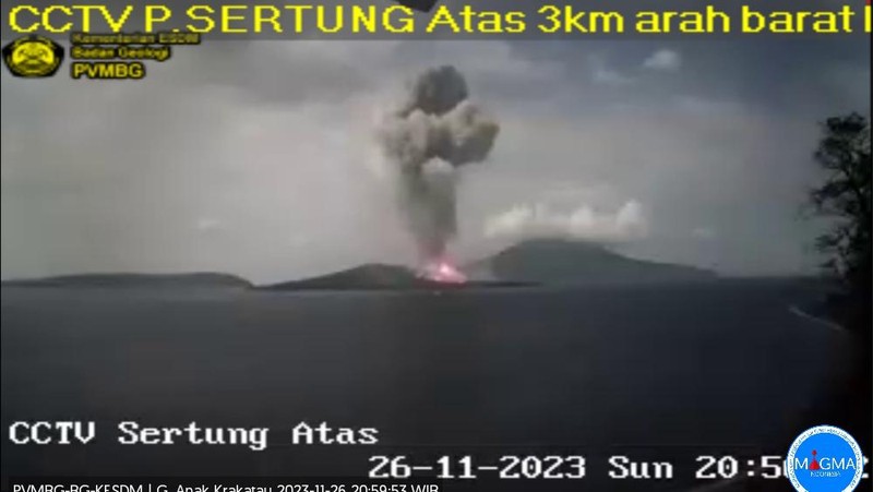 Terjadi erupsi G. Anak Krakatau pada hari Senin, 27 November 2023, pukul 11:43 WIB dengan tinggi kolom abu teramati ± 2000 m di atas puncak (± 2157 m di atas permukaan laut). (Dok: PVMBG Kementerian ESDM