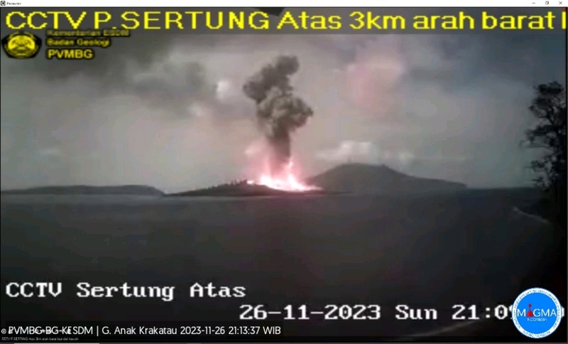 Terjadi erupsi G. Anak Krakatau pada hari Senin, 27 November 2023, pukul 11:43 WIB dengan tinggi kolom abu teramati ± 2000 m di atas puncak (± 2157 m di atas permukaan laut). (Dok: PVMBG Kementerian ESDM Terjadi erupsi G. Anak Krakatau pada hari Senin, 27 November 2023, pukul 11:43 WIB dengan tinggi kolom abu teramati ± 2000 m di atas puncak (± 2157 m di atas permukaan laut). (Dok: PVMBG Kementerian ESDM