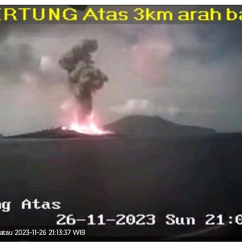 Penampakan 'Angker' Erupsi Gunung Anak Krakatau