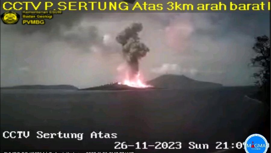 Terjadi erupsi G. Anak Krakatau pada hari Senin, 27 November 2023, pukul 11:43 WIB dengan tinggi kolom abu teramati ± 2000 m di atas puncak (± 2157 m di atas permukaan laut). (Dok: PVMBG Kementerian ESDM
