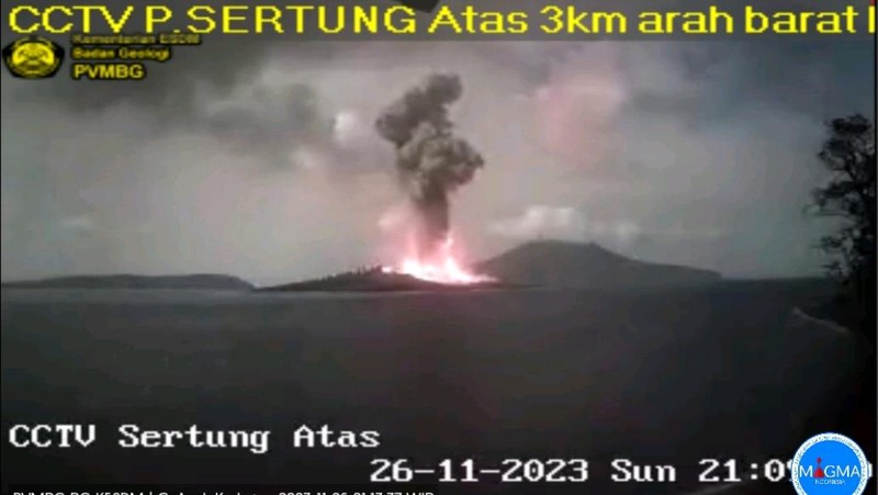 Terjadi erupsi G. Anak Krakatau pada hari Senin, 27 November 2023, pukul 11:43 WIB dengan tinggi kolom abu teramati ± 2000 m di atas puncak (± 2157 m di atas permukaan laut). (Dok: PVMBG Kementerian ESDM