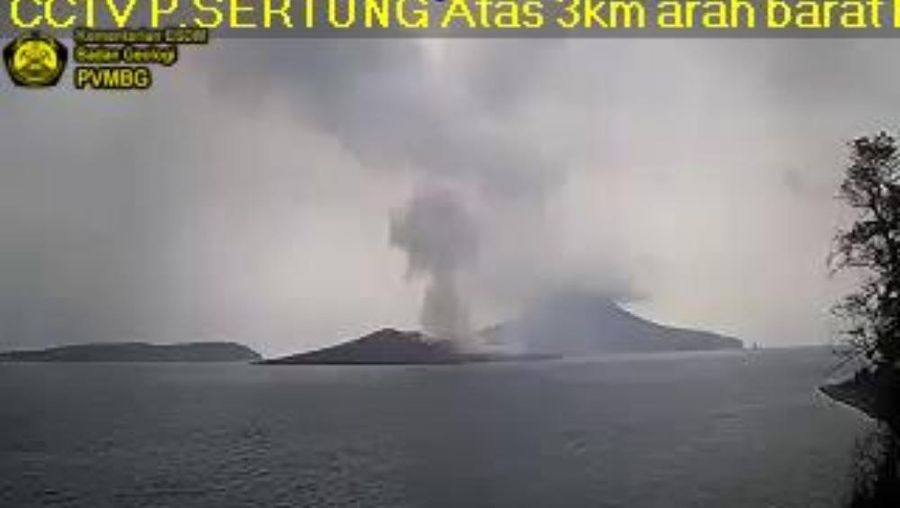 Terjadi erupsi G. Anak Krakatau pada hari Senin, 27 November 2023, pukul 11:43 WIB dengan tinggi kolom abu teramati ± 2000 m di atas puncak (± 2157 m di atas permukaan laut). (Dok: PVMBG Kementerian ESDM