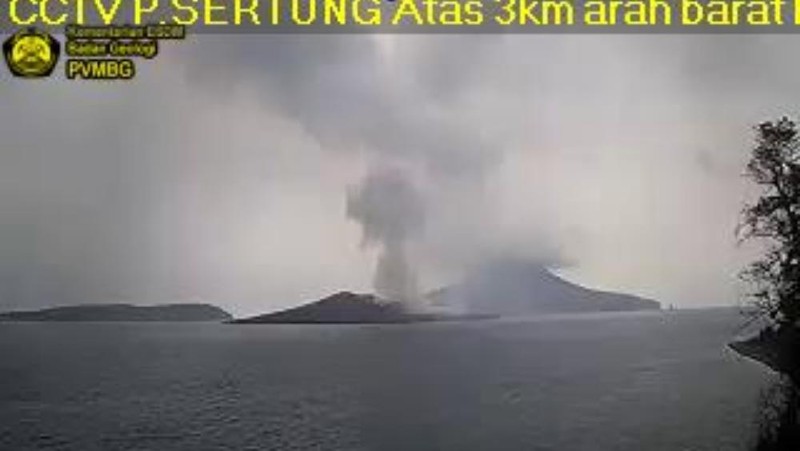 Terjadi erupsi G. Anak Krakatau pada hari Senin, 27 November 2023, pukul 11:43 WIB dengan tinggi kolom abu teramati ± 2000 m di atas puncak (± 2157 m di atas permukaan laut). (Dok: PVMBG Kementerian ESDM
