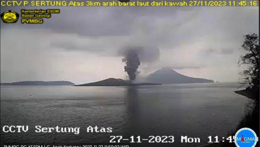 Terjadi erupsi G. Anak Krakatau pada hari Senin, 27 November 2023, pukul 11:43 WIB dengan tinggi kolom abu teramati  2000 m di atas puncak ( 2157 m di atas permukaan laut). (Dok: PVMBG Kementerian ESDM)