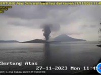 Terjadi erupsi G. Anak Krakatau pada hari Senin, 27 November 2023, pukul 11:43 WIB dengan tinggi kolom abu teramati  2000 m di atas puncak ( 2157 m di atas permukaan laut). (Dok: PVMBG Kementerian ESDM)