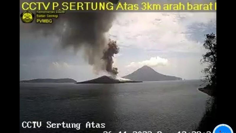 Terjadi erupsi G. Anak Krakatau pada hari Senin, 27 November 2023, pukul 11:43 WIB dengan tinggi kolom abu teramati ± 2000 m di atas puncak (± 2157 m di atas permukaan laut). (Dok: PVMBG Kementerian ESDM