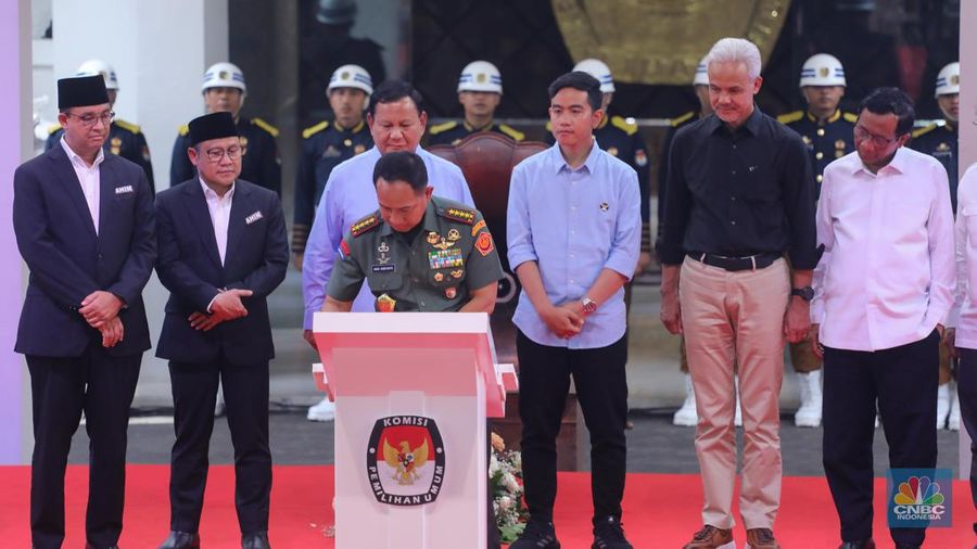 Tiga pasangan Calon Presiden-Wakil Presiden (Capres-Cawapres) RI resmi menandatangi Deklarasi Kampanye Pemilu Damai 2024 di Kantor KPU RI, Senin (27/11/2023). (CNBC Indonesia/Faisal Rahman)