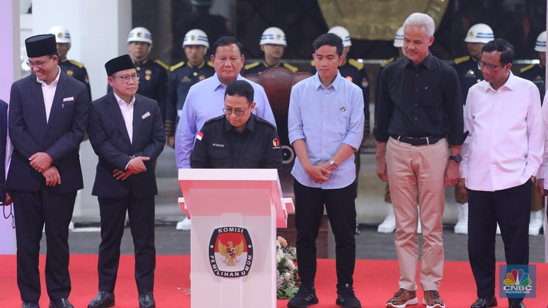 Tiga pasangan Calon Presiden-Wakil Presiden (Capres-Cawapres) RI resmi menandatangi Deklarasi Kampanye Pemilu Damai 2024 di Kantor KPU RI, Senin (27/11/2023). (CNBC Indonesia/Faisal Rahman)