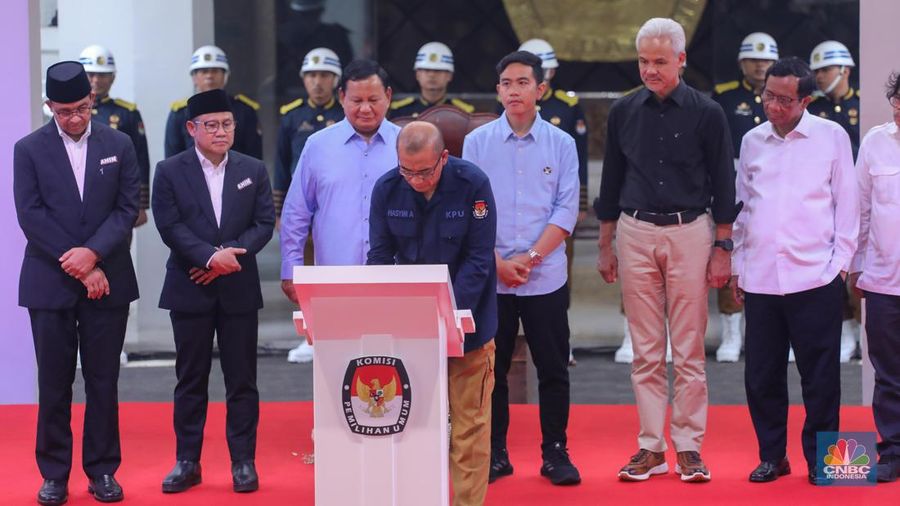 Tiga pasangan Calon Presiden-Wakil Presiden (Capres-Cawapres) RI resmi menandatangi Deklarasi Kampanye Pemilu Damai 2024 di Kantor KPU RI, Senin (27/11/2023). (²©²ÊÍøÕ¾/Faisal Rahman)