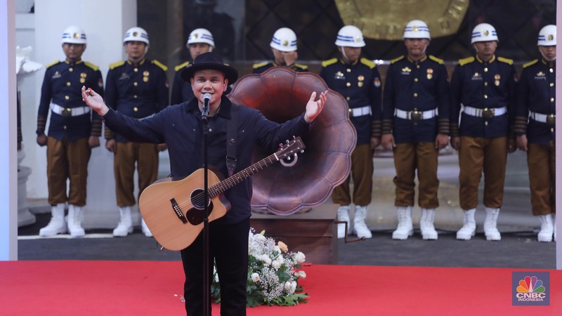 Tiga pasangan Calon Presiden-Wakil Presiden (Capres-Cawapres) RI resmi menandatangi Deklarasi Kampanye Pemilu Damai 2024 di Kantor KPU RI, Senin (27/11/2023). (CNBC Indonesia/Faisal Rahman)