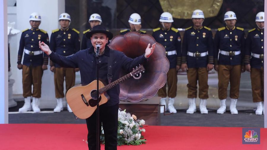 Tiga pasangan Calon Presiden-Wakil Presiden (Capres-Cawapres) RI resmi menandatangi Deklarasi Kampanye Pemilu Damai 2024 di Kantor KPU RI, Senin (27/11/2023). (CNBC Indonesia/Faisal Rahman)