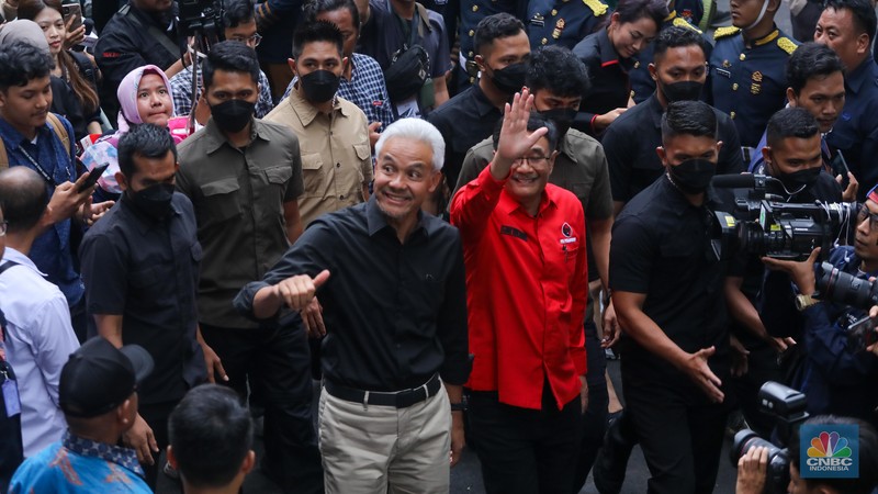 Tiga pasangan Calon Presiden-Wakil Presiden (Capres-Cawapres) RI resmi menandatangi Deklarasi Kampanye Pemilu Damai 2024 di Kantor KPU RI, Senin (27/11/2023). (CNBC Indonesia/Faisal Rahman)