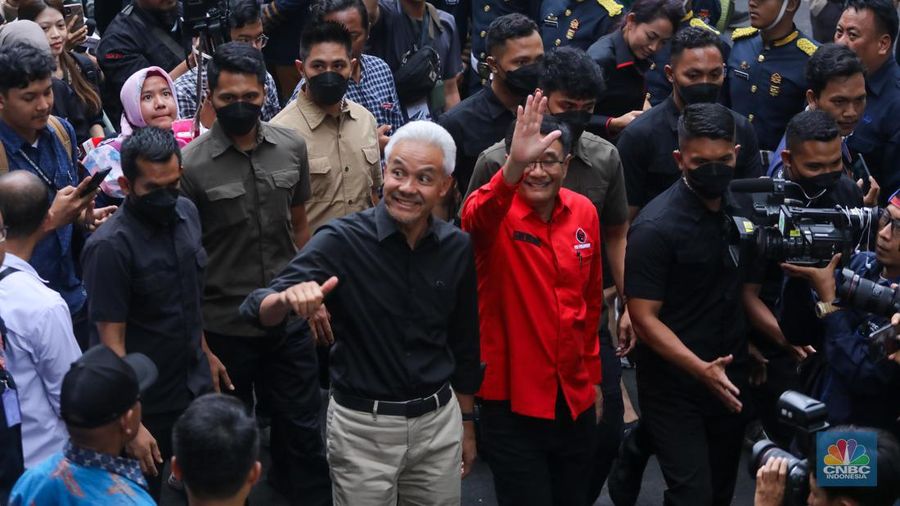 Tiga pasangan Calon Presiden-Wakil Presiden (Capres-Cawapres) RI resmi menandatangi Deklarasi Kampanye Pemilu Damai 2024 di Kantor KPU RI, Senin (27/11/2023).
