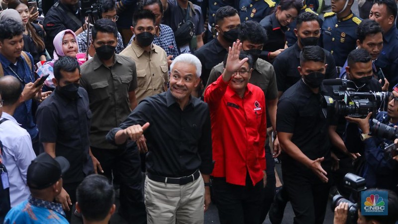 Tiga pasangan Calon Presiden-Wakil Presiden (Capres-Cawapres) RI resmi menandatangi Deklarasi Kampanye Pemilu Damai 2024 di Kantor KPU RI, Senin (27/11/2023). (CNBC Indonesia/Faisal Rahman)