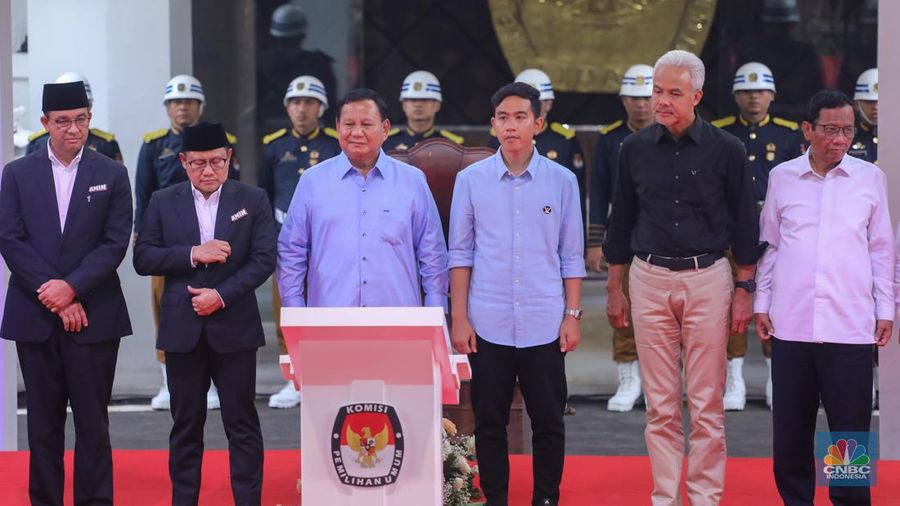 Tiga pasangan Calon Presiden-Wakil Presiden (Capres-Cawapres) RI resmi menandatangi Deklarasi Kampanye Pemilu Damai 2024 di Kantor KPU RI, Senin (27/11/2023). (վ/Faisal Rahman)