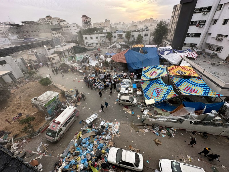Warga Palestina memeriksa Rumah Sakit Al Shifa yang digerebek oleh pasukan Israel selama operasi darat, di tengah gencatan senjata sementara antara Israel dan kelompok Islam Palestina Hamas, di Kota Gaza, 25 November 2023. Warga Palestina memeriksa Rumah Sakit Al Shifa yang digerebek oleh pasukan Israel selama operasi darat, di tengah gencatan senjata sementara antara Israel dan kelompok Islam Palestina Hamas, di Kota Gaza, 25 November 2023. (REUTERS/Abed Sabah)