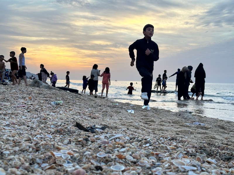 Warga Palestina mengunjungi pantai di Deir al Balah, Jalur Gaza, pada hari kedua gencatan senjata antara Israel dan Hamas, Sabtu, 25 November 2023. Warga Palestina mengunjungi pantai di Deir al Balah, Jalur Gaza, pada hari kedua gencatan senjata antara Israel dan Hamas, Sabtu, 25 November 2023. (AP Photo/Hatem Moussa)