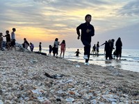 Situasi Gencatan Senjata, Warga Palestina Bermain di Pantai