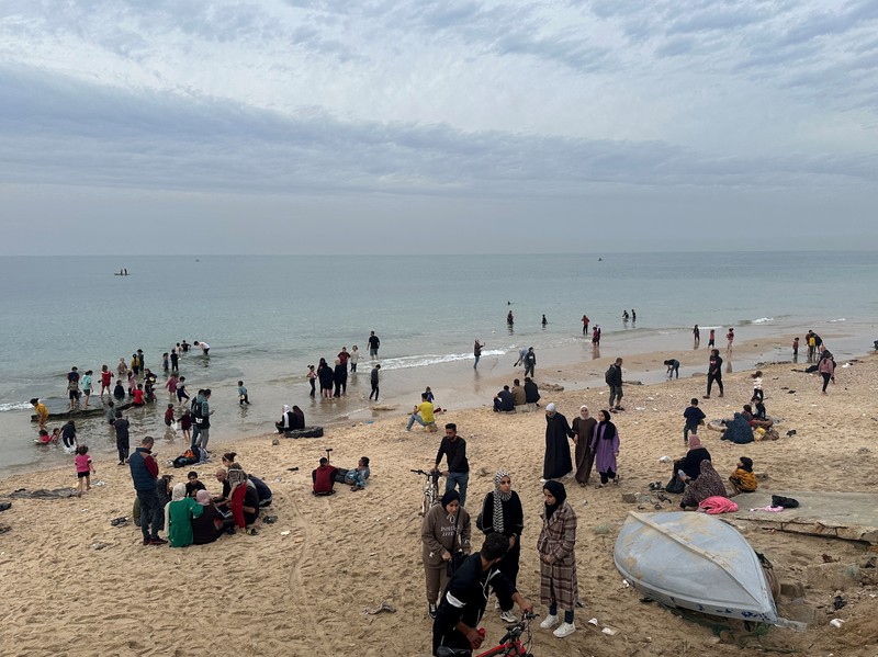 Warga Palestina mengunjungi pantai di Deir al Balah, Jalur Gaza, pada hari kedua gencatan senjata antara Israel dan Hamas, Sabtu, 25 November 2023. (AP Photo/Hatem Moussa)