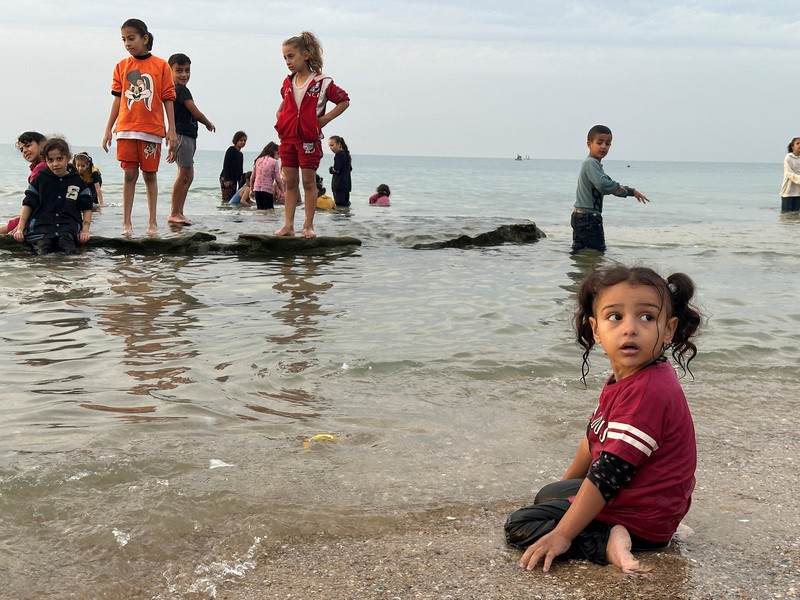 Warga Palestina mengunjungi pantai di Deir al Balah, Jalur Gaza, pada hari kedua gencatan senjata antara Israel dan Hamas, Sabtu, 25 November 2023. Warga Palestina mengunjungi pantai di Deir al Balah, Jalur Gaza, pada hari kedua gencatan senjata antara Israel dan Hamas, Sabtu, 25 November 2023. (AP Photo/Hatem Moussa)