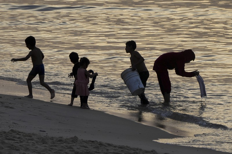 Warga Palestina mengunjungi pantai di Deir al Balah, Jalur Gaza, pada hari kedua gencatan senjata antara Israel dan Hamas, Sabtu, 25 November 2023. (AP Photo/Hatem Moussa)
