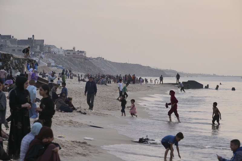 Warga Palestina mengunjungi pantai di Deir al Balah, Jalur Gaza, pada hari kedua gencatan senjata antara Israel dan Hamas, Sabtu, 25 November 2023. (AP Photo/Hatem Moussa)