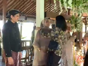Duta Sheila on 7 Bawa Vibes Konser Saat Jadi Among Tamu Nikahan Ponakan