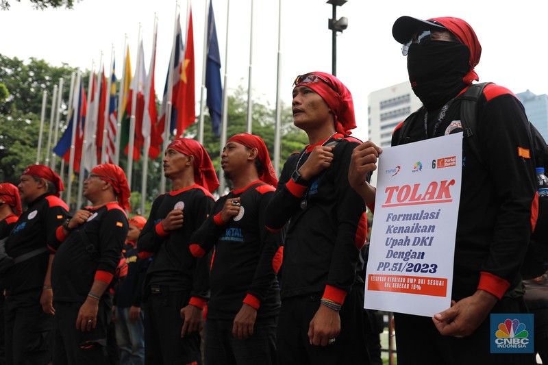 Aksi massa dari Partai Buruh dan KSPI di depan Balai Kota, DKI Jakarta, Selasa (28/11/2023). Aksi tersebut terkait upah minimum provinsi (UMP). (CNBC Indonesia/Muhammad Sabki)