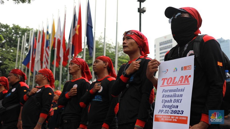 Aksi massa dari Partai Buruh dan KSPI di depan Balai Kota, DKI Jakarta, Selasa (28/11/2023). Aksi tersebut terkait upah minimum provinsi (UMP). (CNBC Indonesia/Muhammad Sabki)