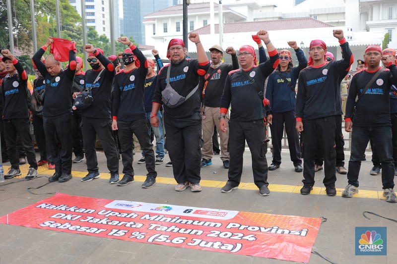 Aksi massa dari Partai Buruh dan KSPI di depan Balai Kota, DKI Jakarta, Selasa (28/11/2023). Aksi tersebut terkait upah minimum provinsi (UMP). (CNBC Indonesia/Muhammad Sabki) Aksi massa dari Partai Buruh dan KSPI di depan Balai Kota, DKI Jakarta, Selasa (28/11/2023). Aksi tersebut terkait upah minimum provinsi (UMP). (CNBC Indonesia/Muhammad Sabki)