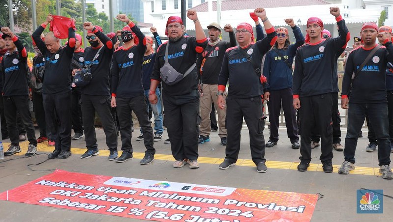 Aksi massa dari Partai Buruh dan KSPI di depan Balai Kota, DKI Jakarta, Selasa (28/11/2023). Aksi tersebut terkait upah minimum provinsi (UMP). (CNBC Indonesia/Muhammad Sabki)