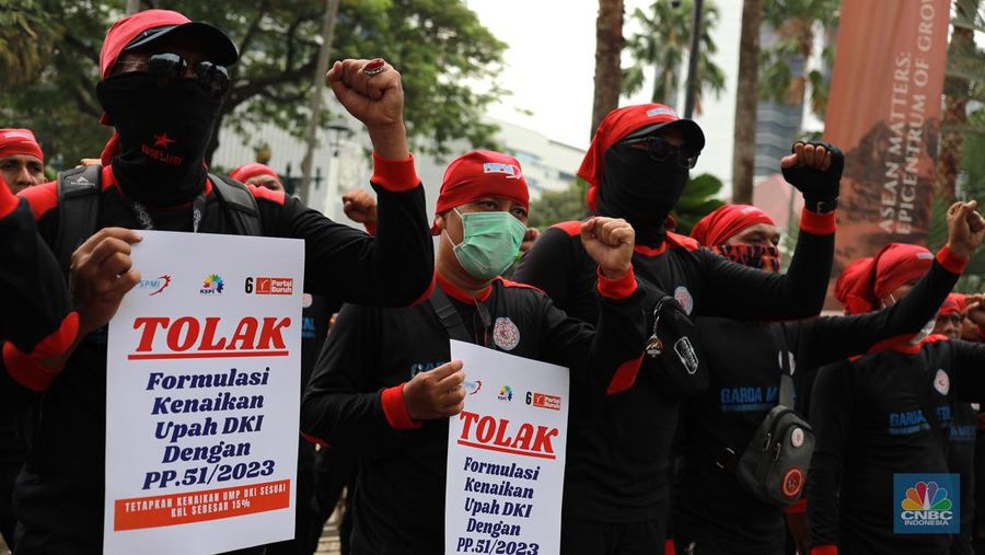 Aksi massa dari Partai Buruh dan KSPI di depan Balai Kota, DKI Jakarta, Selasa (28/11/2023). Aksi tersebut terkait upah minimum provinsi (UMP). (²©²ÊÍøÕ¾/Muhammad Sabki)