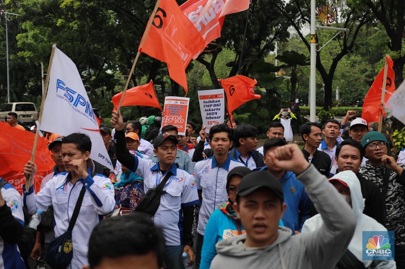Aksi massa dari Partai Buruh dan KSPI di depan Balai Kota, DKI Jakarta, Selasa (28/11/2023). Aksi tersebut terkait upah minimum provinsi (UMP). (CNBC Indonesia/Muhammad Sabki) Aksi massa dari Partai Buruh dan KSPI di depan Balai Kota, DKI Jakarta, Selasa (28/11/2023). Aksi tersebut terkait upah minimum provinsi (UMP). (CNBC Indonesia/Muhammad Sabki)