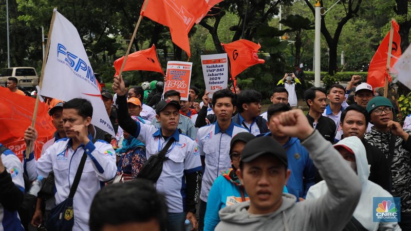 Aksi massa dari Partai Buruh dan KSPI di depan Balai Kota, DKI Jakarta, Selasa (28/11/2023). Aksi tersebut terkait upah minimum provinsi (UMP). (CNBC Indonesia/Muhammad Sabki)