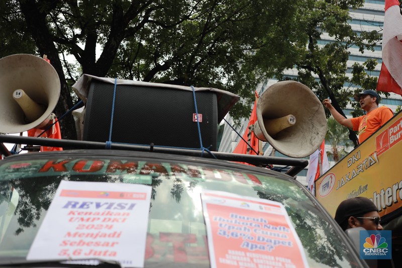Aksi massa dari Partai Buruh dan KSPI di depan Balai Kota, DKI Jakarta, Selasa (28/11/2023). Aksi tersebut terkait upah minimum provinsi (UMP). (CNBC Indonesia/Muhammad Sabki) Aksi massa dari Partai Buruh dan KSPI di depan Balai Kota, DKI Jakarta, Selasa (28/11/2023). Aksi tersebut terkait upah minimum provinsi (UMP). (CNBC Indonesia/Muhammad Sabki)