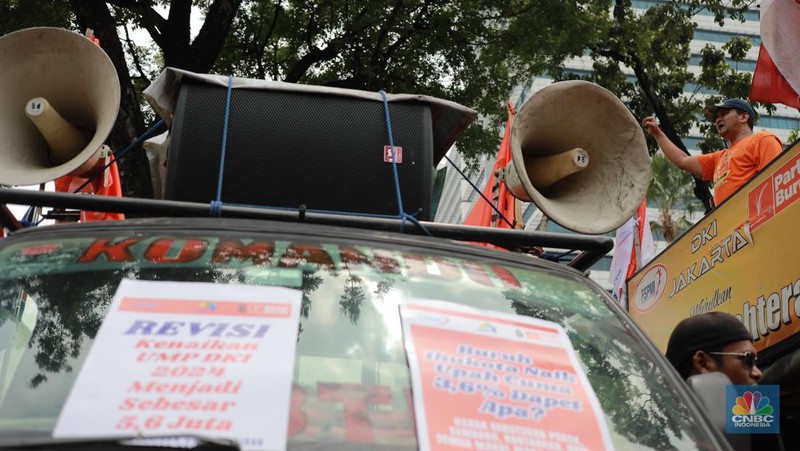 Aksi massa dari Partai Buruh dan KSPI di depan Balai Kota, DKI Jakarta, Selasa (28/11/2023). Aksi tersebut terkait upah minimum provinsi (UMP). (CNBC Indonesia/Muhammad Sabki)