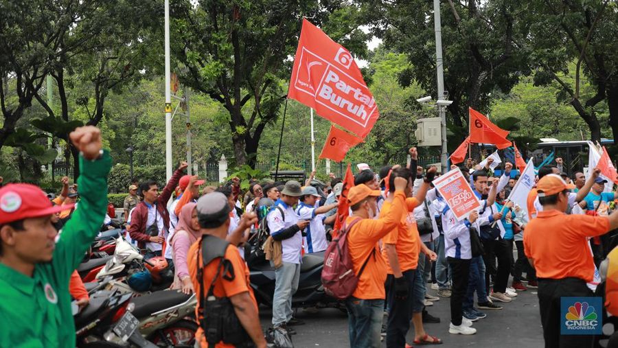 Aksi massa dari Partai Buruh dan KSPI di depan Balai Kota, DKI Jakarta, Selasa (28/11/2023). Aksi tersebut terkait upah minimum provinsi (UMP). (²©²ÊÍøÕ¾/Muhammad Sabki)