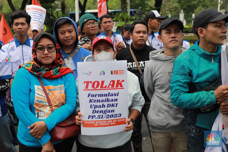 Aksi massa dari Partai Buruh dan KSPI di depan Balai Kota, DKI Jakarta, Selasa (28/11/2023). Aksi tersebut terkait upah minimum provinsi (UMP). (CNBC Indonesia/Muhammad Sabki) Aksi massa dari Partai Buruh dan KSPI di depan Balai Kota, DKI Jakarta, Selasa (28/11/2023). Aksi tersebut terkait upah minimum provinsi (UMP). (CNBC Indonesia/Muhammad Sabki)