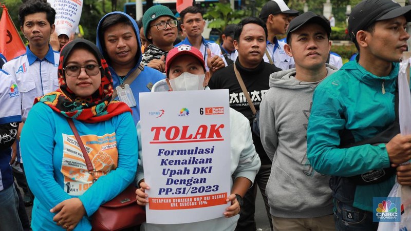 Aksi massa dari Partai Buruh dan KSPI di depan Balai Kota, DKI Jakarta, Selasa (28/11/2023). Aksi tersebut terkait upah minimum provinsi (UMP). (CNBC Indonesia/Muhammad Sabki)