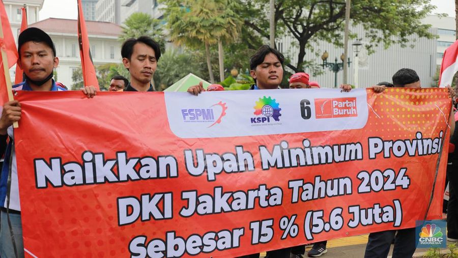 Aksi massa dari Partai Buruh dan KSPI di depan Balai Kota, DKI Jakarta, Selasa (28/11/2023). Aksi tersebut terkait upah minimum provinsi (UMP). (CNBC Indonesia/Muhammad Sabki)