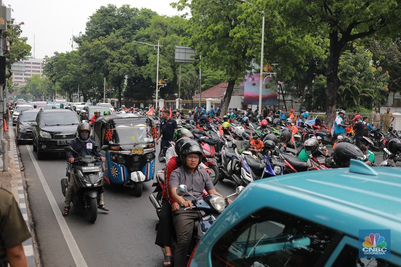 Aksi massa dari Partai Buruh dan KSPI di depan Balai Kota, DKI Jakarta, Selasa (28/11/2023). Massa terdiri dari beberapa kelompok buruh, mulai dari Partai Buruh hingga Serikat Pekerja Nasional. (CNBC Indonesia/Muhammad Sabki)