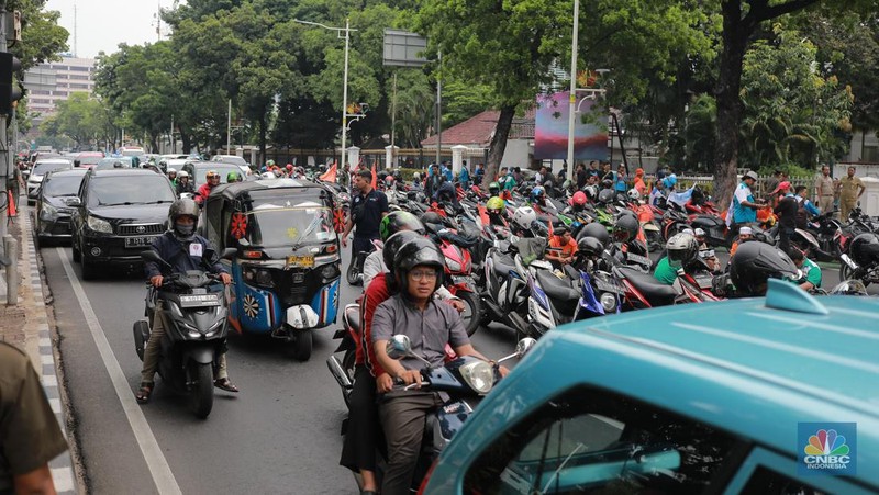 Aksi massa dari Partai Buruh dan KSPI di depan Balai Kota, DKI Jakarta, Selasa (28/11/2023). Massa terdiri dari beberapa kelompok buruh, mulai dari Partai Buruh hingga Serikat Pekerja Nasional. (CNBC Indonesia/Muhammad Sabki)